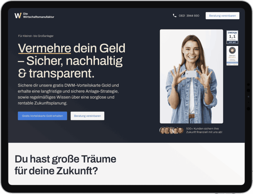 Mock-Up der Landingpage. Man sieht eine Frau, die lächelt und die Vorteilskarte der Frima in den Händen hält.