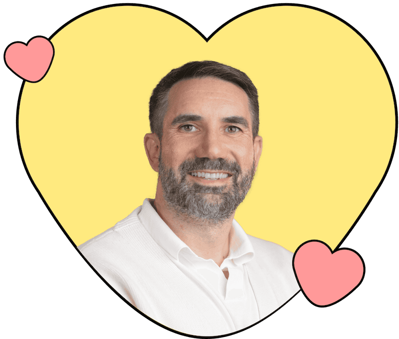 Pascal von DWWA in einem gelben Herz. Er hat dunkle Haare und einen kurzen Bart.