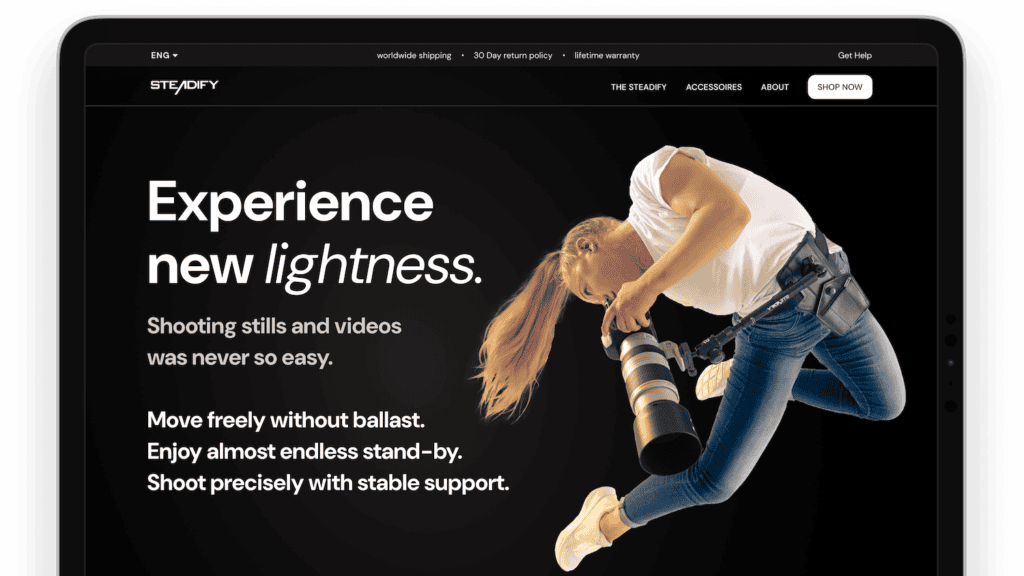 Mock-up der Startseite von Steadify. Eine junge, athletische Frau schwebt in der Luft, mit einer großen Kamera in der Hand. Das Steadify hält die Kamera sicher.